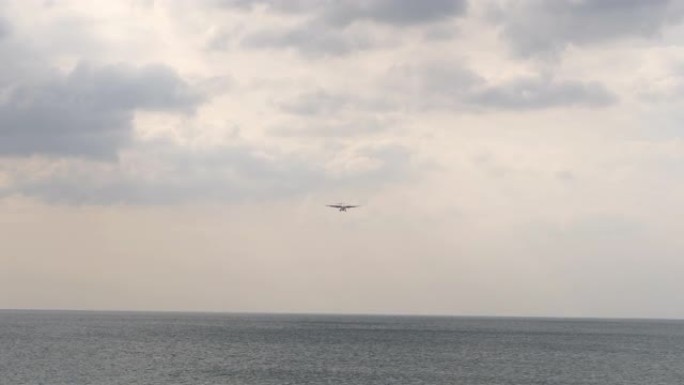 飞越海面的涡桨飞机