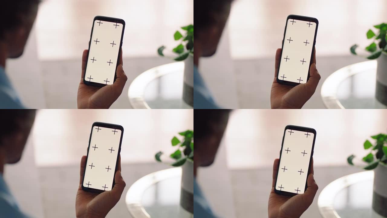 男子使用智能手机绿屏视频聊天观看在线娱乐享受移动通信在色度键显示垂直方向