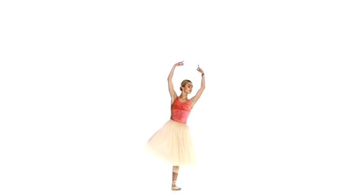 年轻的芭蕾舞演员制作舞蹈技巧，大棒，白色背景，慢动作