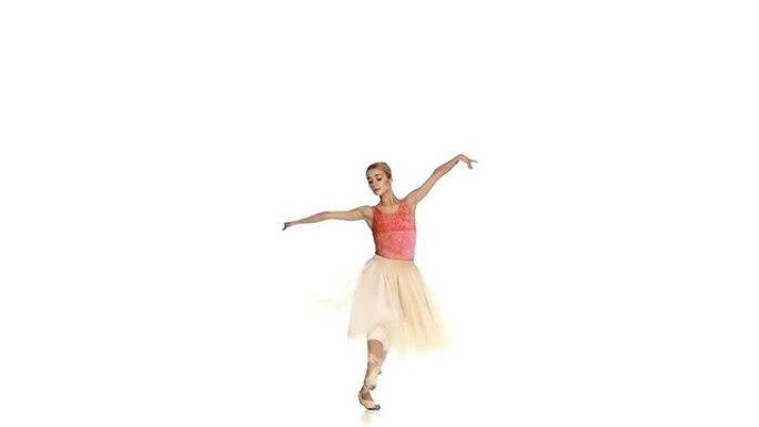 漂亮的芭蕾舞演员制作舞蹈技巧，大棒，白色背景，慢动作