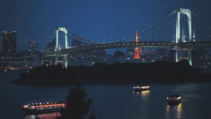 前景为台场湾船的彩虹桥和东京塔。