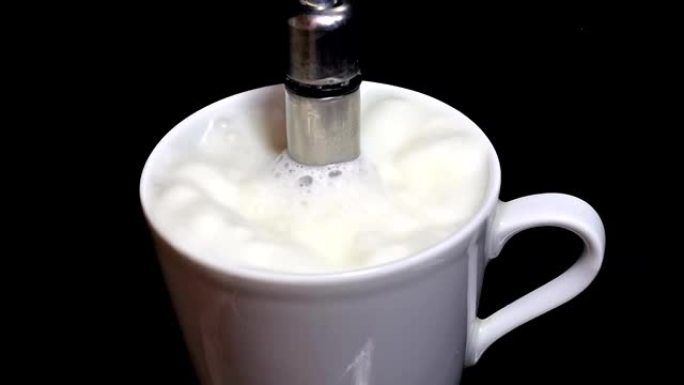用咖啡快车煮牛奶。
