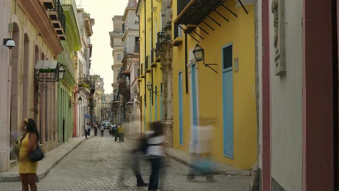 人们走在古巴哈瓦那老城的街道上