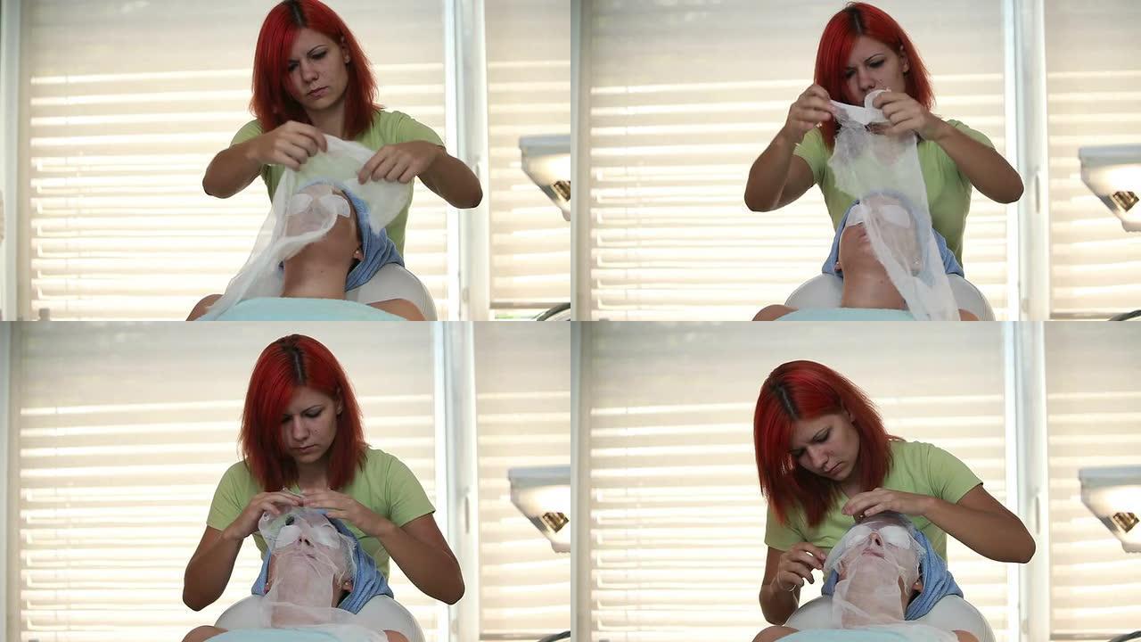 高清: 女性治疗师脸上添加面具的中等镜头