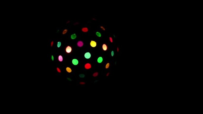 带天花板彩色反射的循环迪斯科旋转光球