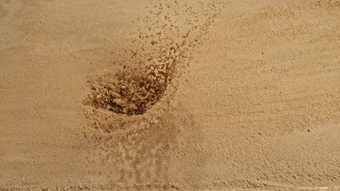 子弹击中地面时，SLO MO LD沙子散布到空中