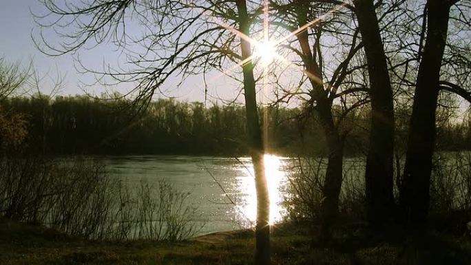 太阳和河流。景观。时间流逝