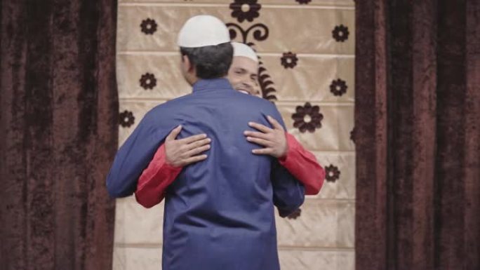 印度穆斯林男子庆祝开斋节并互相拥抱