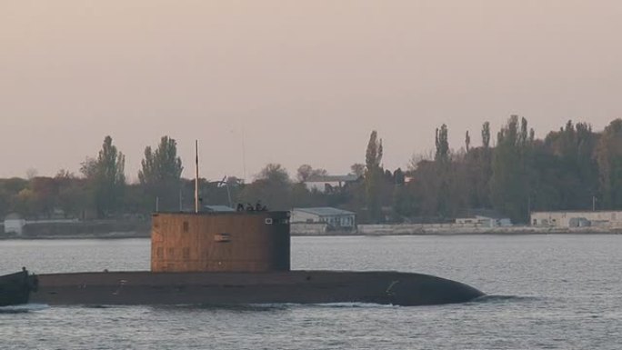 潜艇在黄昏的海上