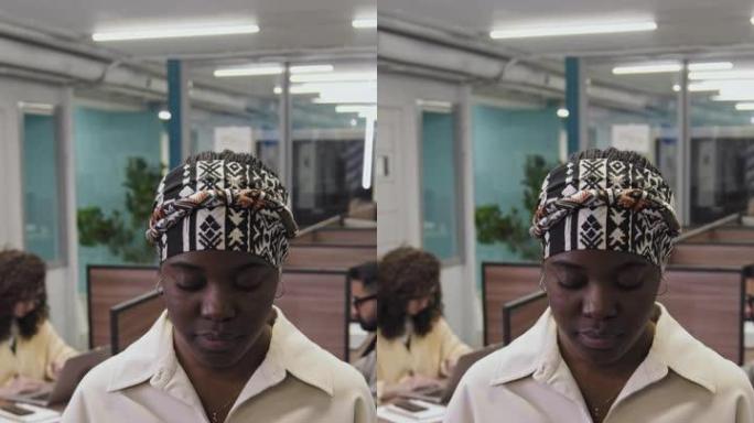 非裔美国妇女在办公室平板电脑工作的肖像