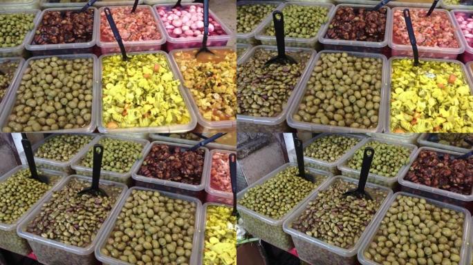 市场柜台上五颜六色的橄榄和腌菜