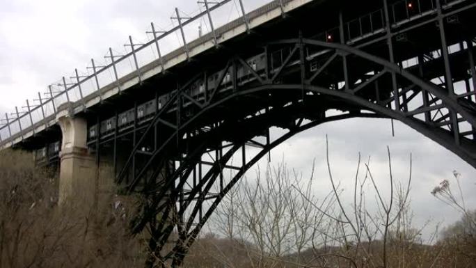 带地铁列车的大拱形桥。