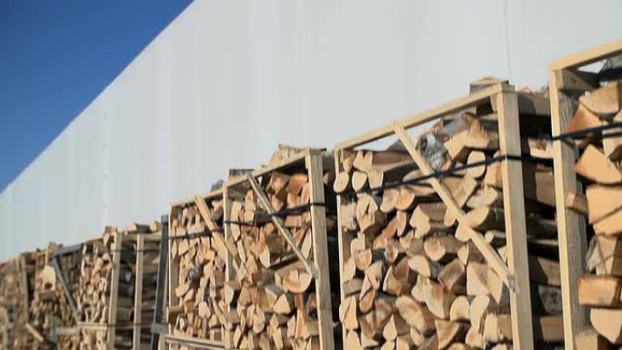 高堆的原木排列在木架中