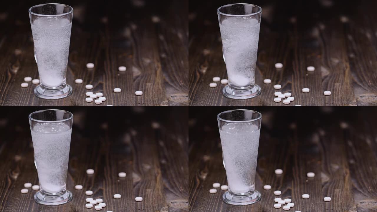 白色药片溶解在一杯水中