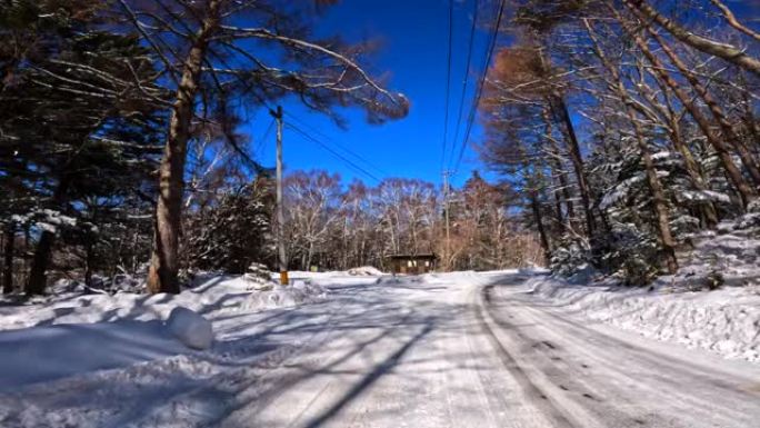 在冬季山区积雪覆盖的道路上行驶