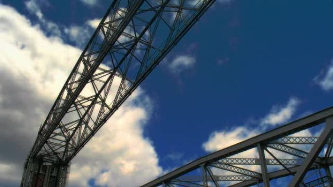 空中桥梁德卢斯MN后面的延时云