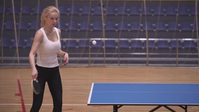 乒乓球中的两个女人