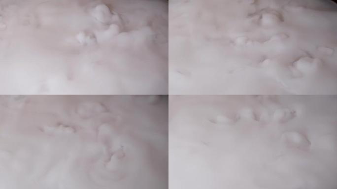 干冰在生产固体形式的二氧化碳逼真的云层覆盖的干冰云，非常适合你的镜头。只需将其拖放并更改混合模式以减