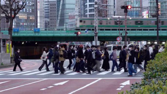 日本新宿东京人行横道街高峰时间，日落时间