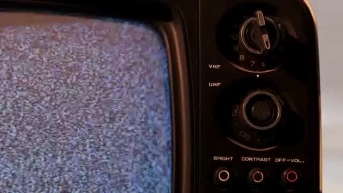 带噪音的旧电视