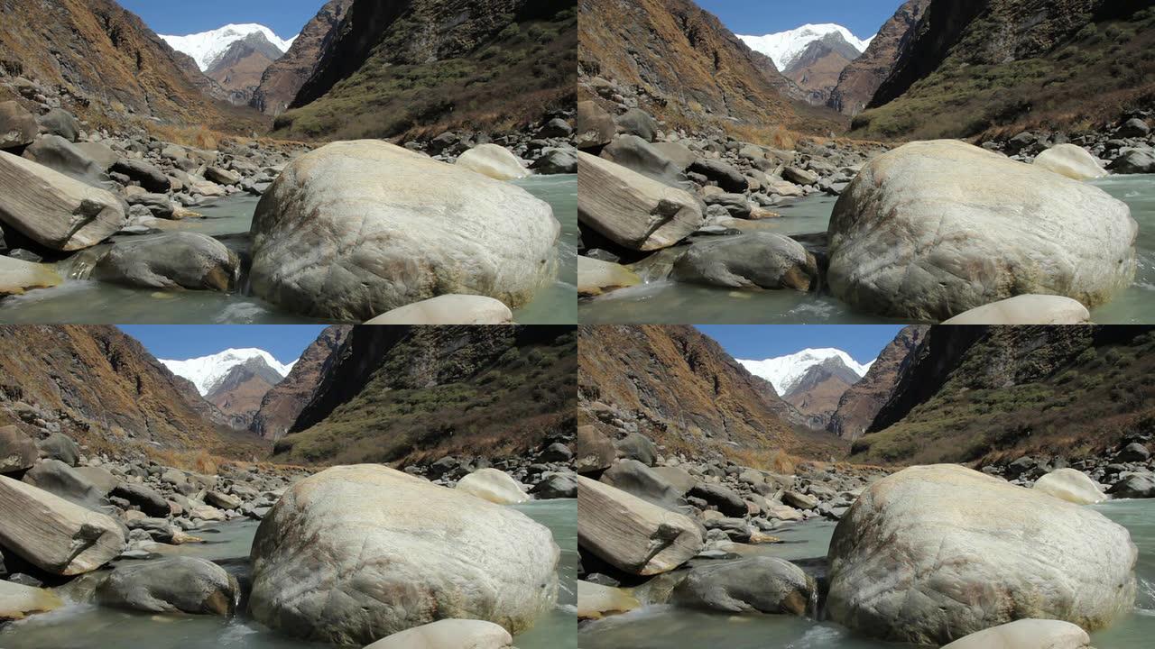以喜马拉雅山脉为背景的山河
