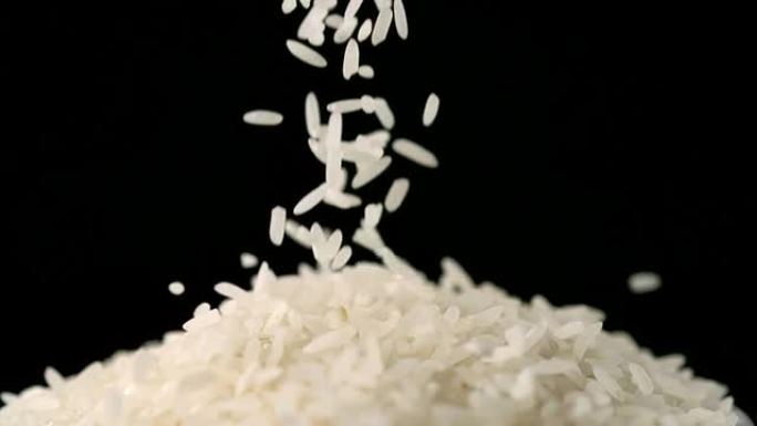将大米倒入盘子，慢动作