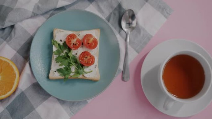 粉红色背景上美味餐下午茶蔬菜三明治和水果的特写