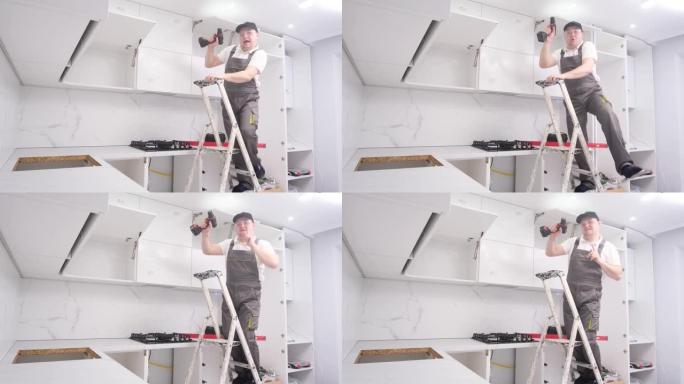 有趣而欢快的厨房家具安装人员在梯子上跳舞。