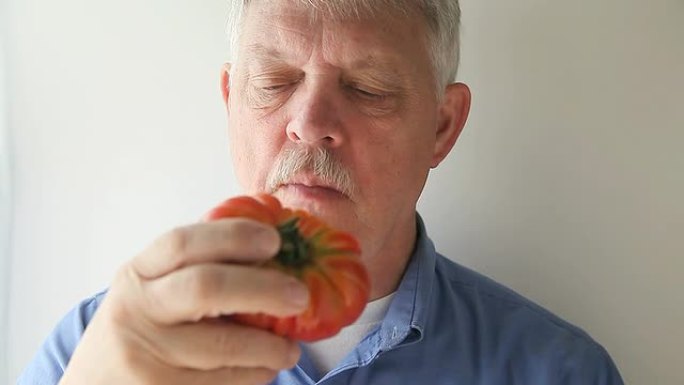 男人吃传家宝番茄
