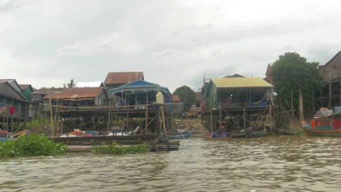 在柬埔寨从船上拍摄的洞里萨湖边缘的高跷上的房子