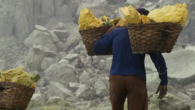 在Kawah Ijen火山提篮的硫磺矿工