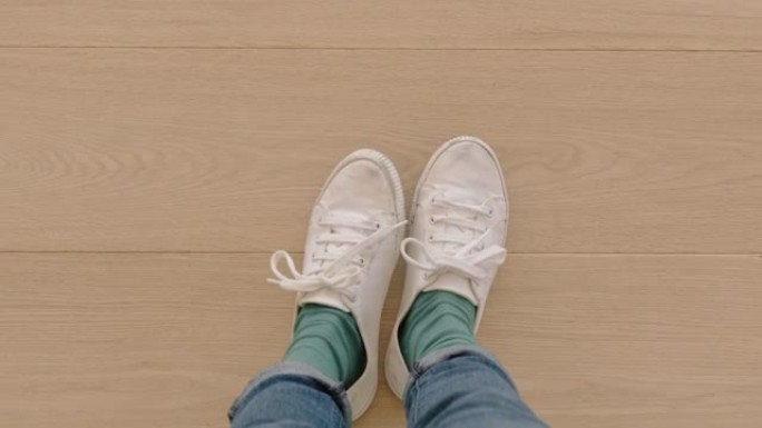 穿着白色鞋子的女人站在地毯上享受时尚的新鞋