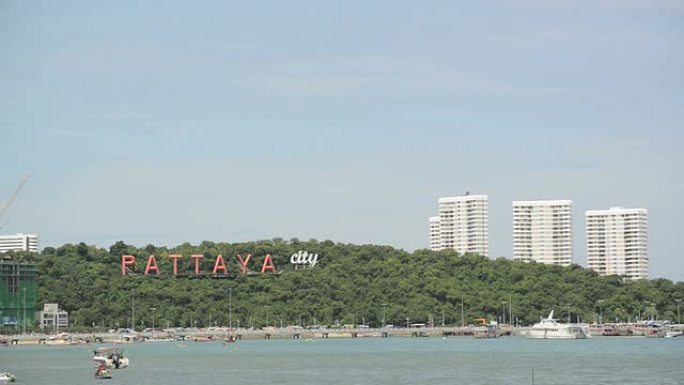 泰国在海滩海岸上空滑翔伞