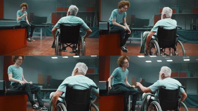 残疾老人驾驶轮椅，和孙子一起打乒乓球，为比赛做准备