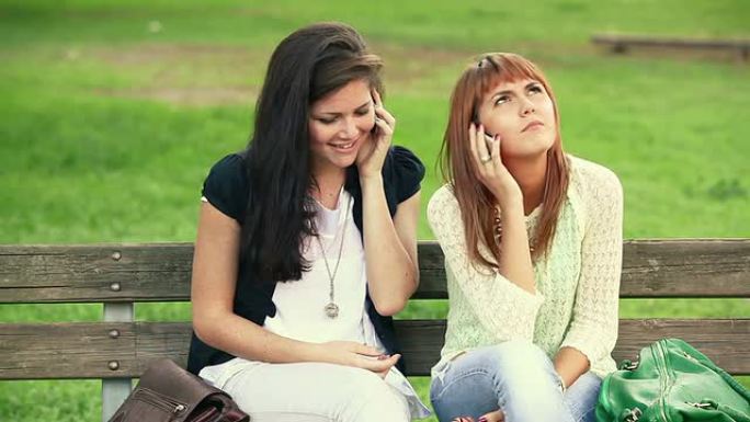 高清: 两名年轻女子拿着手机