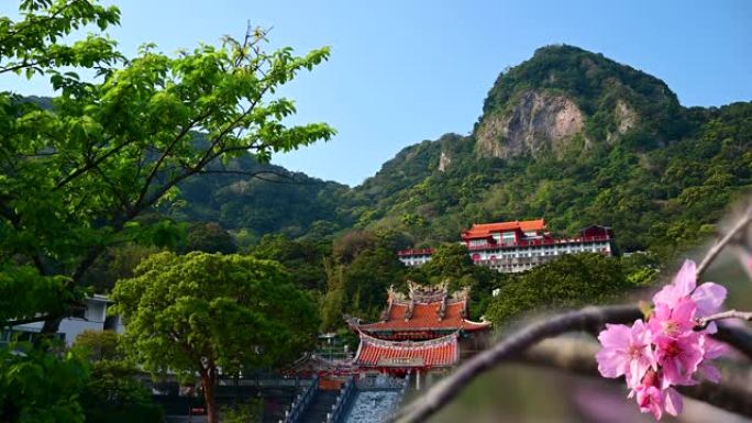 在春天参观寺庙和青山。它使人精神振奋。