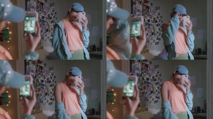 快乐的少女自拍照片使用智能手机在镜子里摆姿势在社交媒体上分享时尚时尚在家享受周末青少年自我形象