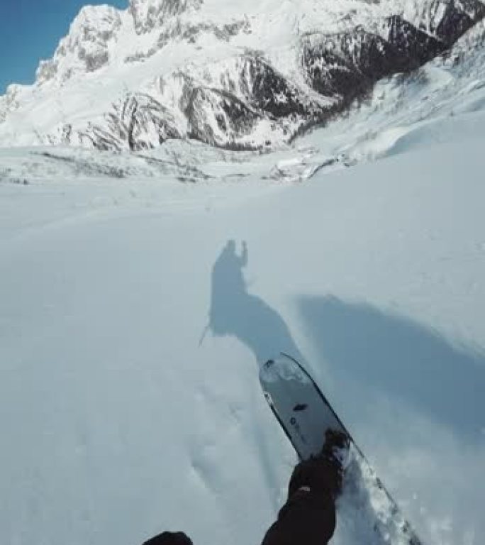 冬季在未触及的偏远山区的新鲜粉末雪上滑雪