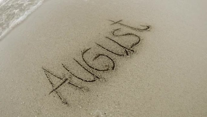 4k旅行夏季概念，轻柔的海浪到达热带海滩，并在沙滩上洗八月的文字信息