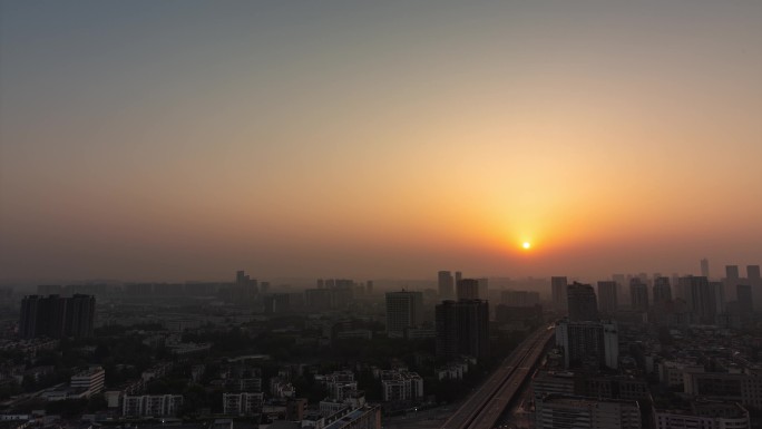 城市日出红太阳升起城市逆光剪影成都地平线