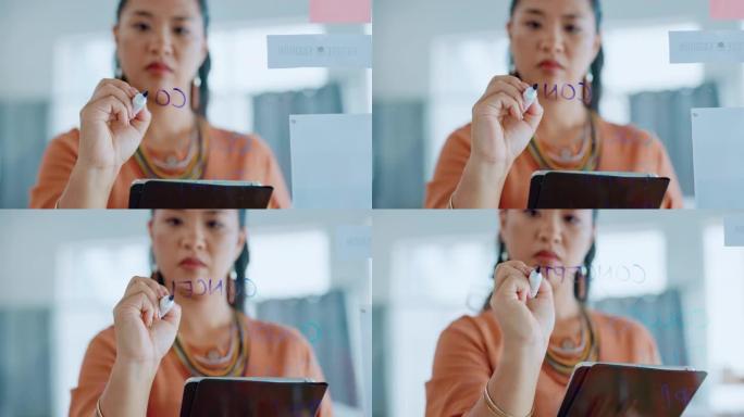 亚洲女性，在玻璃板上的计划时间表中写作和平板电脑，用于办公室的任务，想法或提醒。项目计划、便签或优先