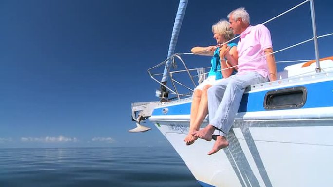 游艇上心满意足的退休夫妇