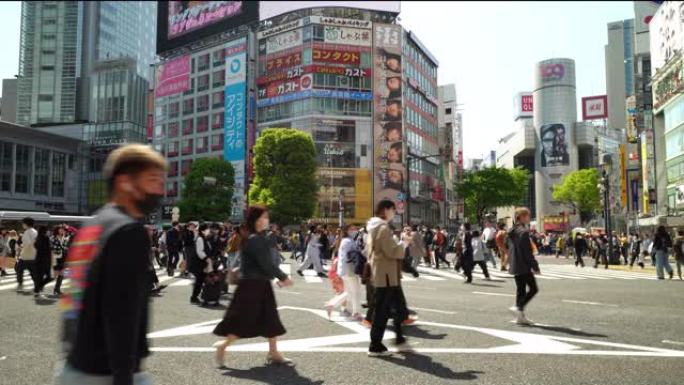 走在涩谷横渡路上的人们，东京，日本