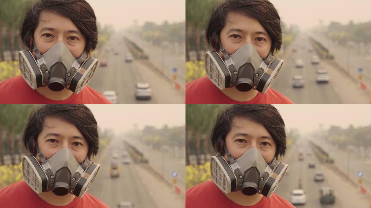 特写戴着污染面具的年轻亚洲男性在空气中PM2.5黄昏下看着相机