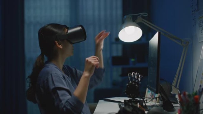 一位使用VR眼镜的未来派软件工程师，放大