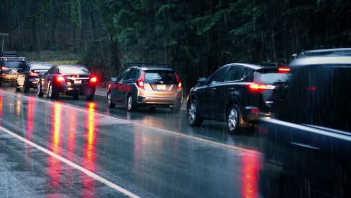 农村地区雨中驶过的汽车