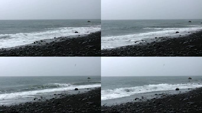 在黑海滩下雨孤独伤心悲剧