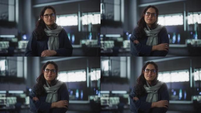 数据科学实验室美丽微笑的IT专家为相机摆姿势的肖像。年轻的印度女性看着相机。在大服务器农场云计算公司