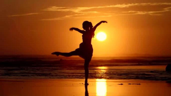 日落时的沙滩芭蕾