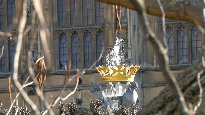 威斯敏斯特大教堂上的小型发芽喷泉